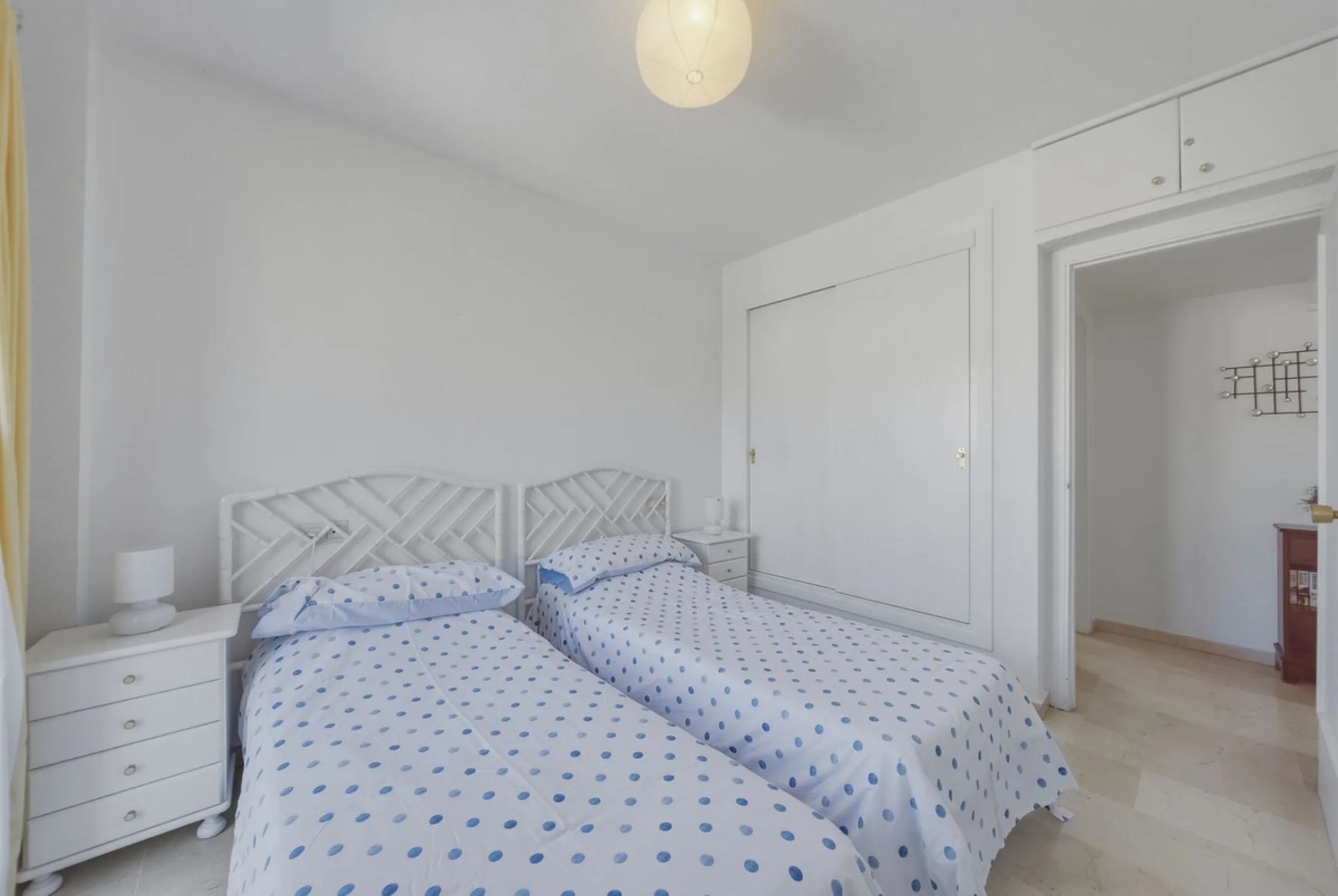 There are properties that tick boxes and there are properties that stop you in your tracks. This is the latter. Perched on the top floor of the popular Nueva Plaza Bonanza complex in Benalmádena Costa, this exceptional south-facing penthouse apartment off