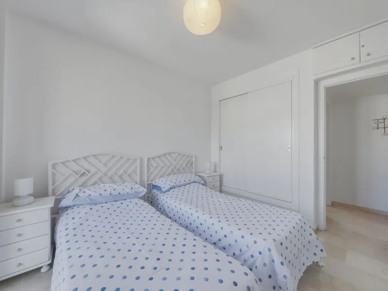 There are properties that tick boxes and there are properties that stop you in your tracks. This is the latter. Perched on the top floor of the popular Nueva Plaza Bonanza complex in Benalmádena Costa, this exceptional south-facing penthouse apartment off