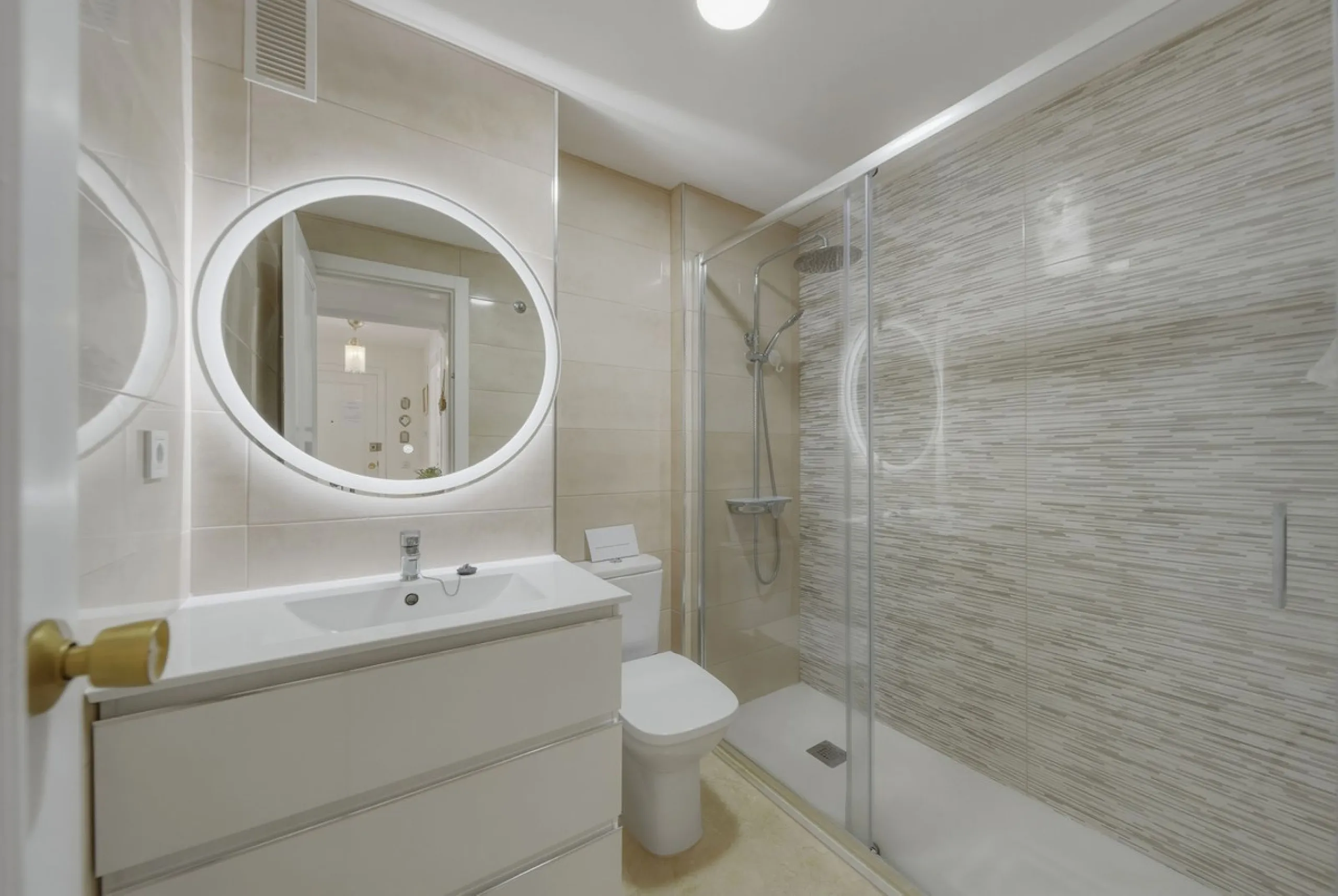 There are properties that tick boxes and there are properties that stop you in your tracks. This is the latter. Perched on the top floor of the popular Nueva Plaza Bonanza complex in Benalmádena Costa, this exceptional south-facing penthouse apartment off