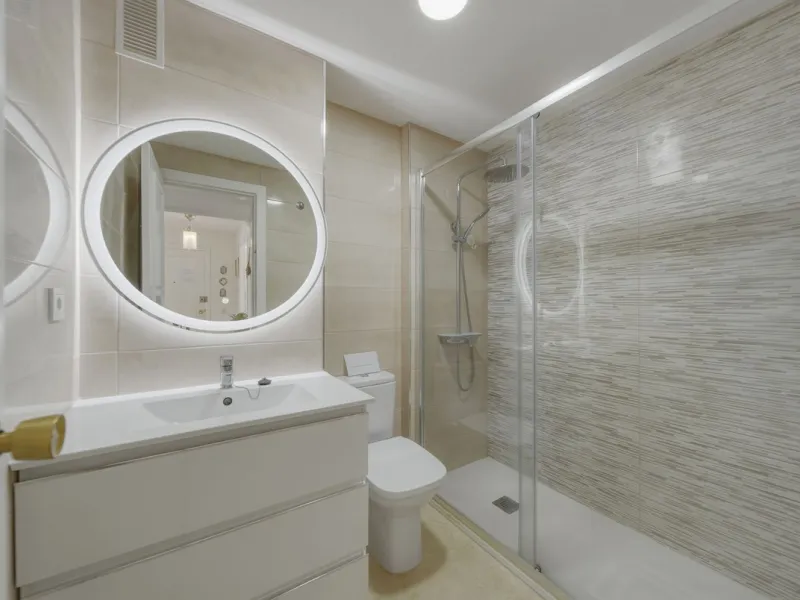There are properties that tick boxes and there are properties that stop you in your tracks. This is the latter. Perched on the top floor of the popular Nueva Plaza Bonanza complex in Benalmádena Costa, this exceptional south-facing penthouse apartment off