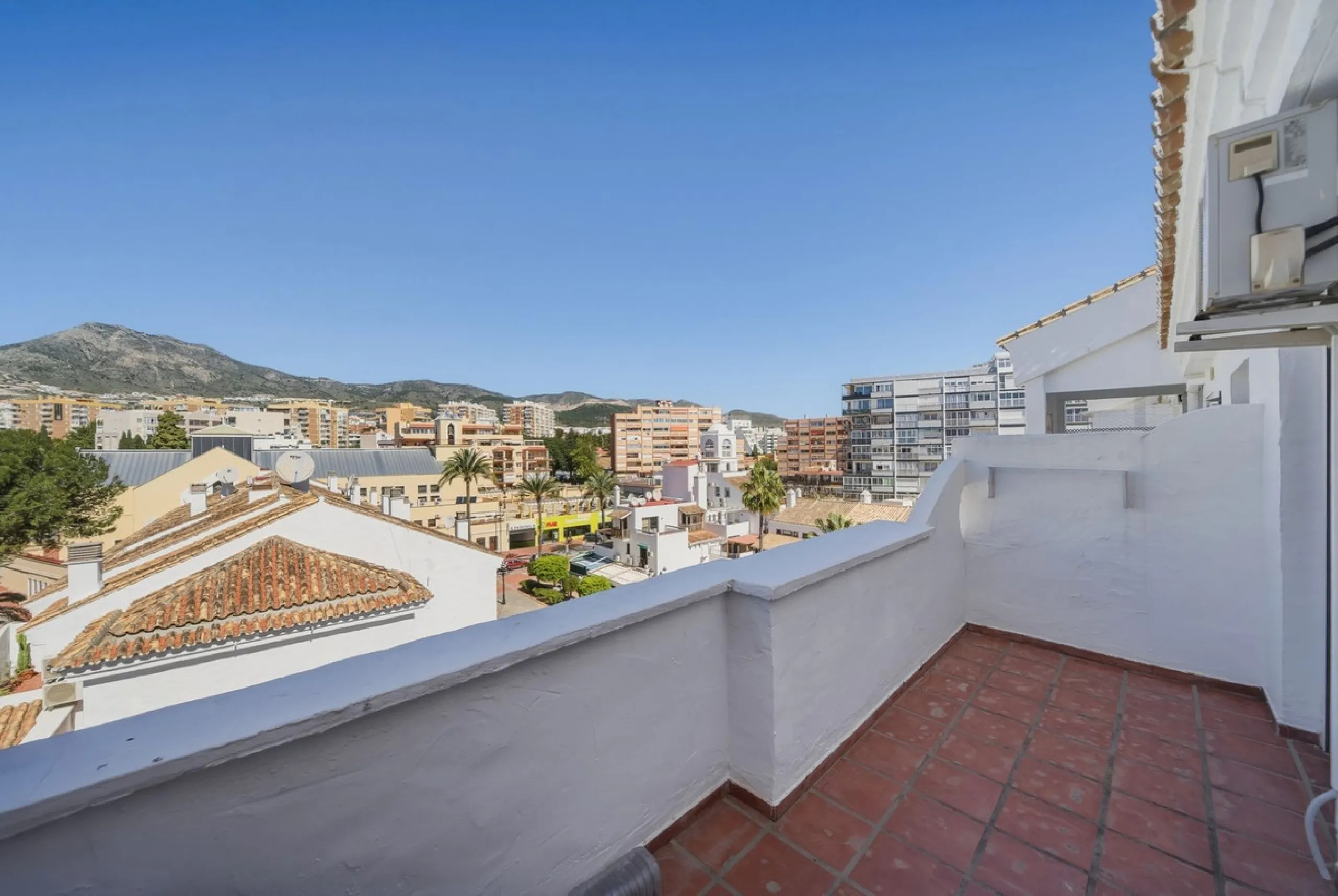 There are properties that tick boxes and there are properties that stop you in your tracks. This is the latter. Perched on the top floor of the popular Nueva Plaza Bonanza complex in Benalmádena Costa, this exceptional south-facing penthouse apartment off