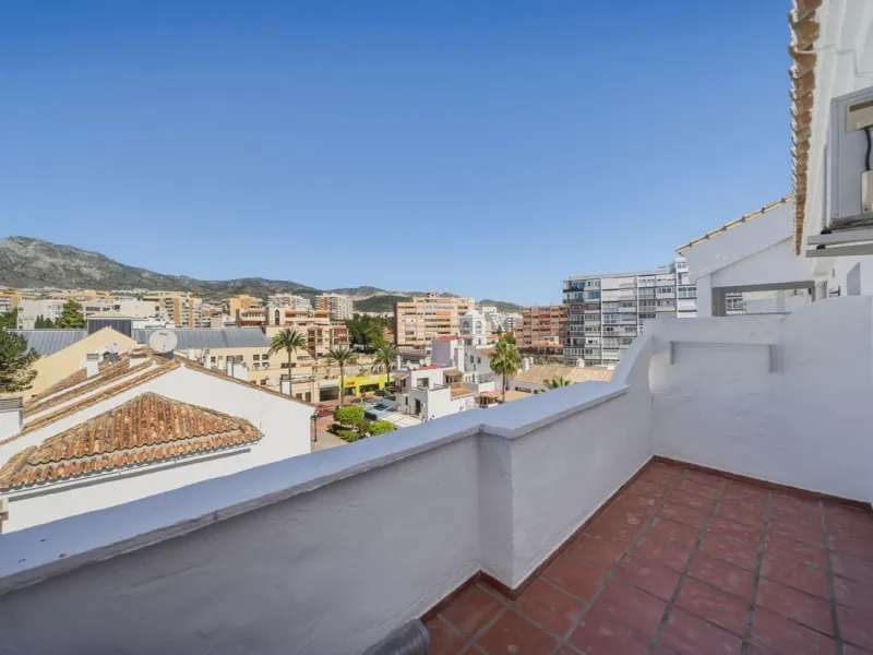 There are properties that tick boxes and there are properties that stop you in your tracks. This is the latter. Perched on the top floor of the popular Nueva Plaza Bonanza complex in Benalmádena Costa, this exceptional south-facing penthouse apartment off