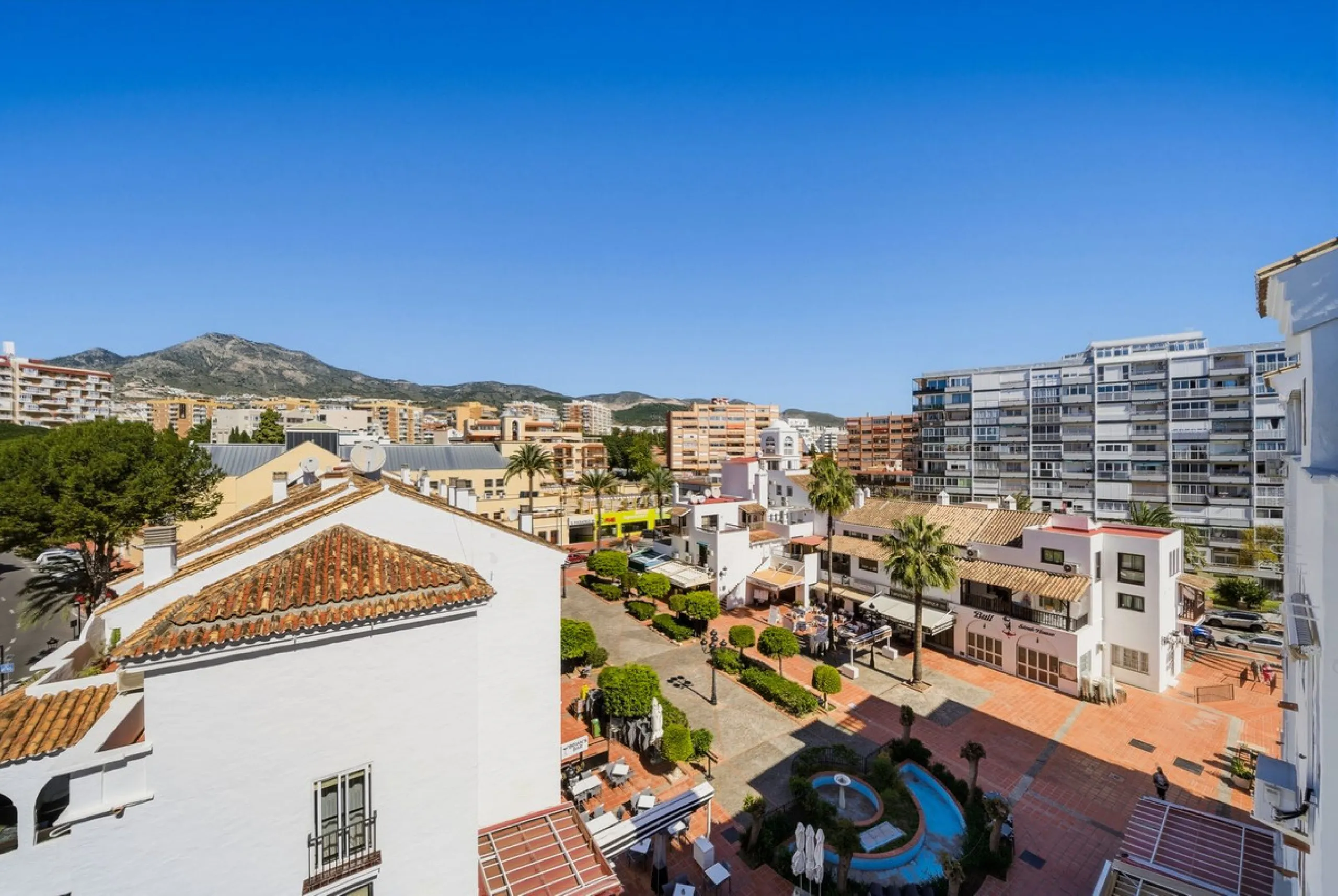 There are properties that tick boxes and there are properties that stop you in your tracks. This is the latter. Perched on the top floor of the popular Nueva Plaza Bonanza complex in Benalmádena Costa, this exceptional south-facing penthouse apartment off