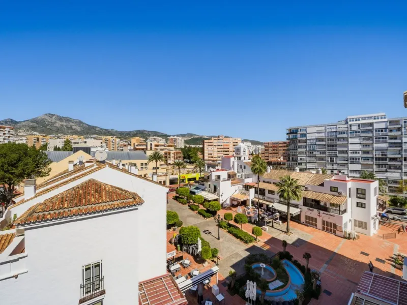 There are properties that tick boxes and there are properties that stop you in your tracks. This is the latter. Perched on the top floor of the popular Nueva Plaza Bonanza complex in Benalmádena Costa, this exceptional south-facing penthouse apartment off