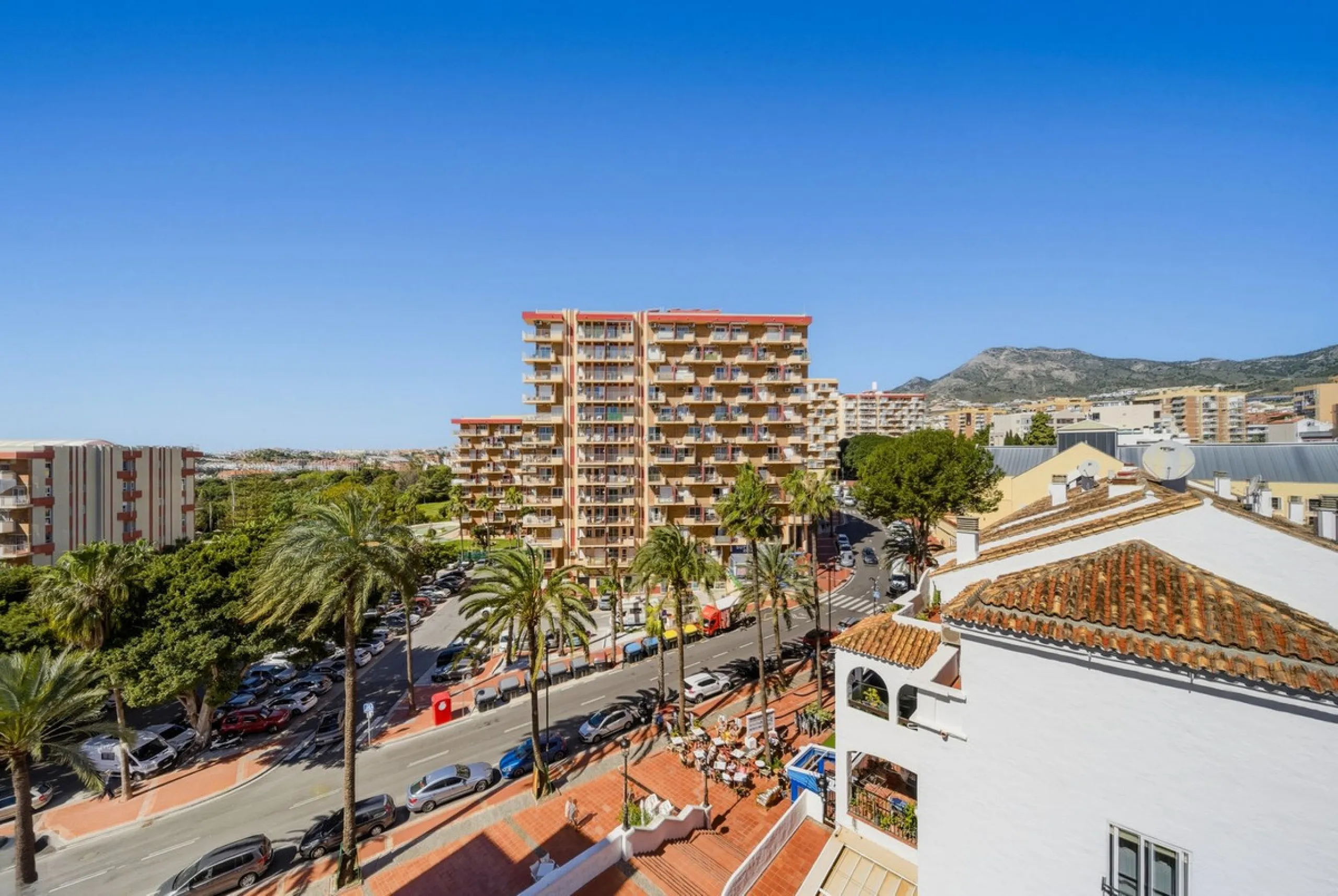 There are properties that tick boxes and there are properties that stop you in your tracks. This is the latter. Perched on the top floor of the popular Nueva Plaza Bonanza complex in Benalmádena Costa, this exceptional south-facing penthouse apartment off