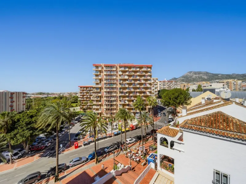 There are properties that tick boxes and there are properties that stop you in your tracks. This is the latter. Perched on the top floor of the popular Nueva Plaza Bonanza complex in Benalmádena Costa, this exceptional south-facing penthouse apartment off