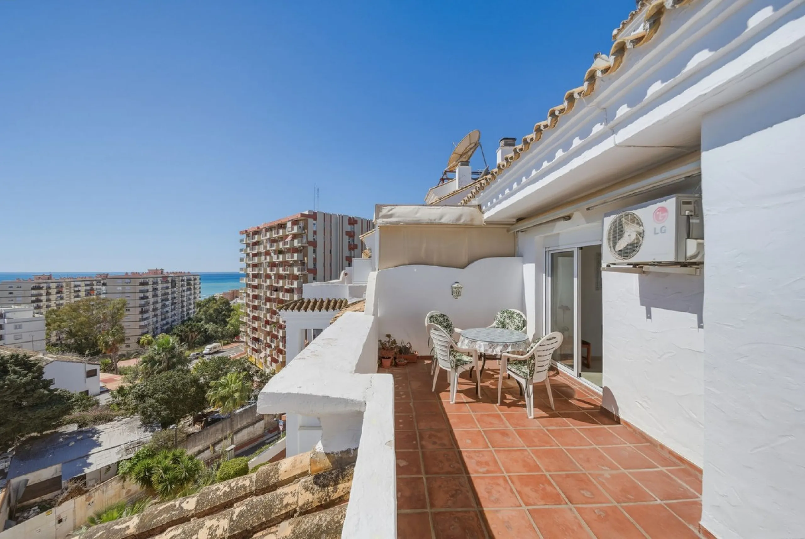 There are properties that tick boxes and there are properties that stop you in your tracks. This is the latter. Perched on the top floor of the popular Nueva Plaza Bonanza complex in Benalmádena Costa, this exceptional south-facing penthouse apartment off
