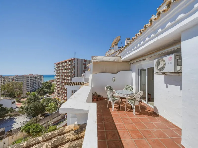 There are properties that tick boxes and there are properties that stop you in your tracks. This is the latter. Perched on the top floor of the popular Nueva Plaza Bonanza complex in Benalmádena Costa, this exceptional south-facing penthouse apartment off