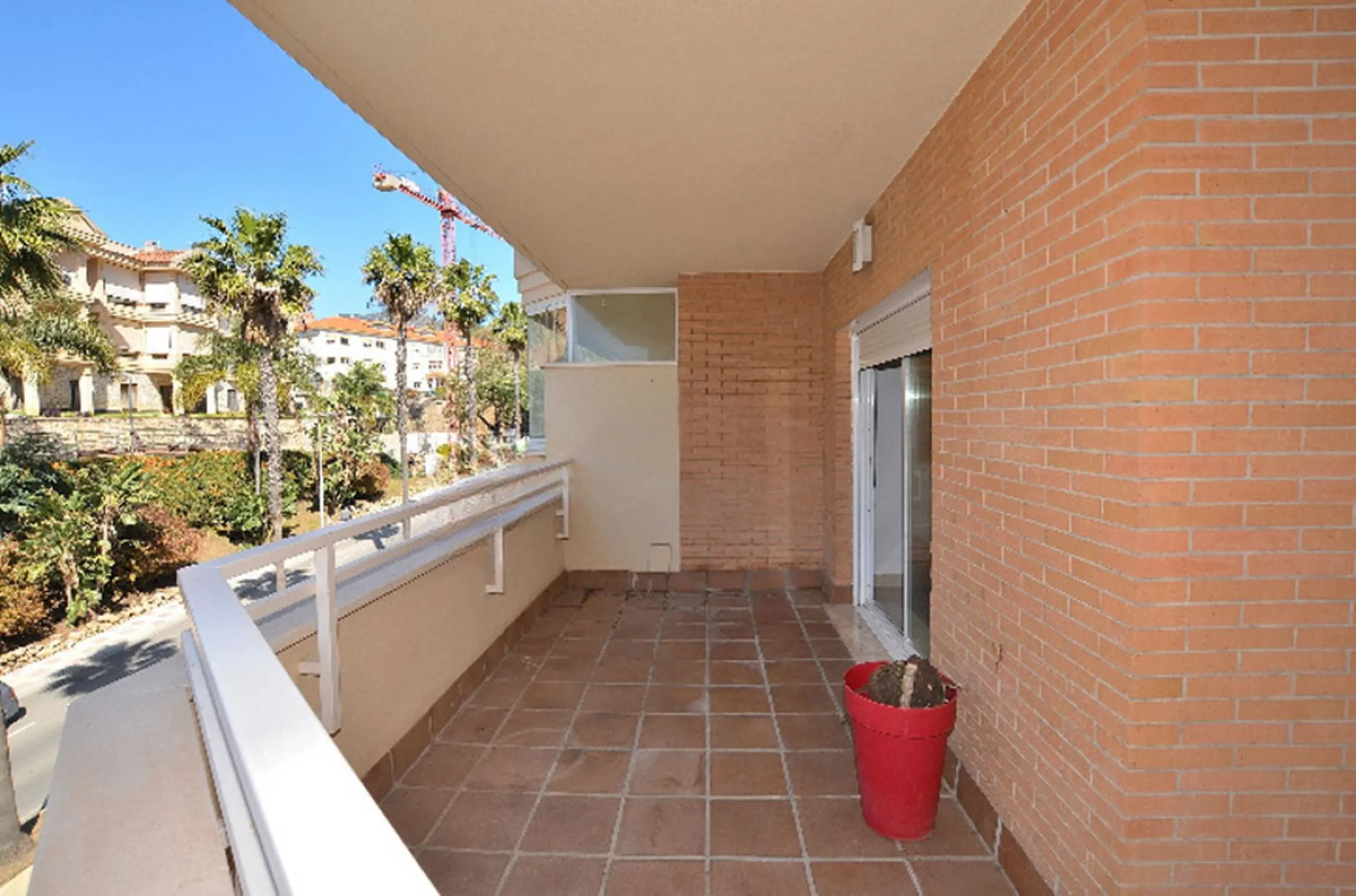 Beautiful apartment located in the lower part of Nueva Torrequebrada, just a 5-minute walk from the popular Viborilla beach.
