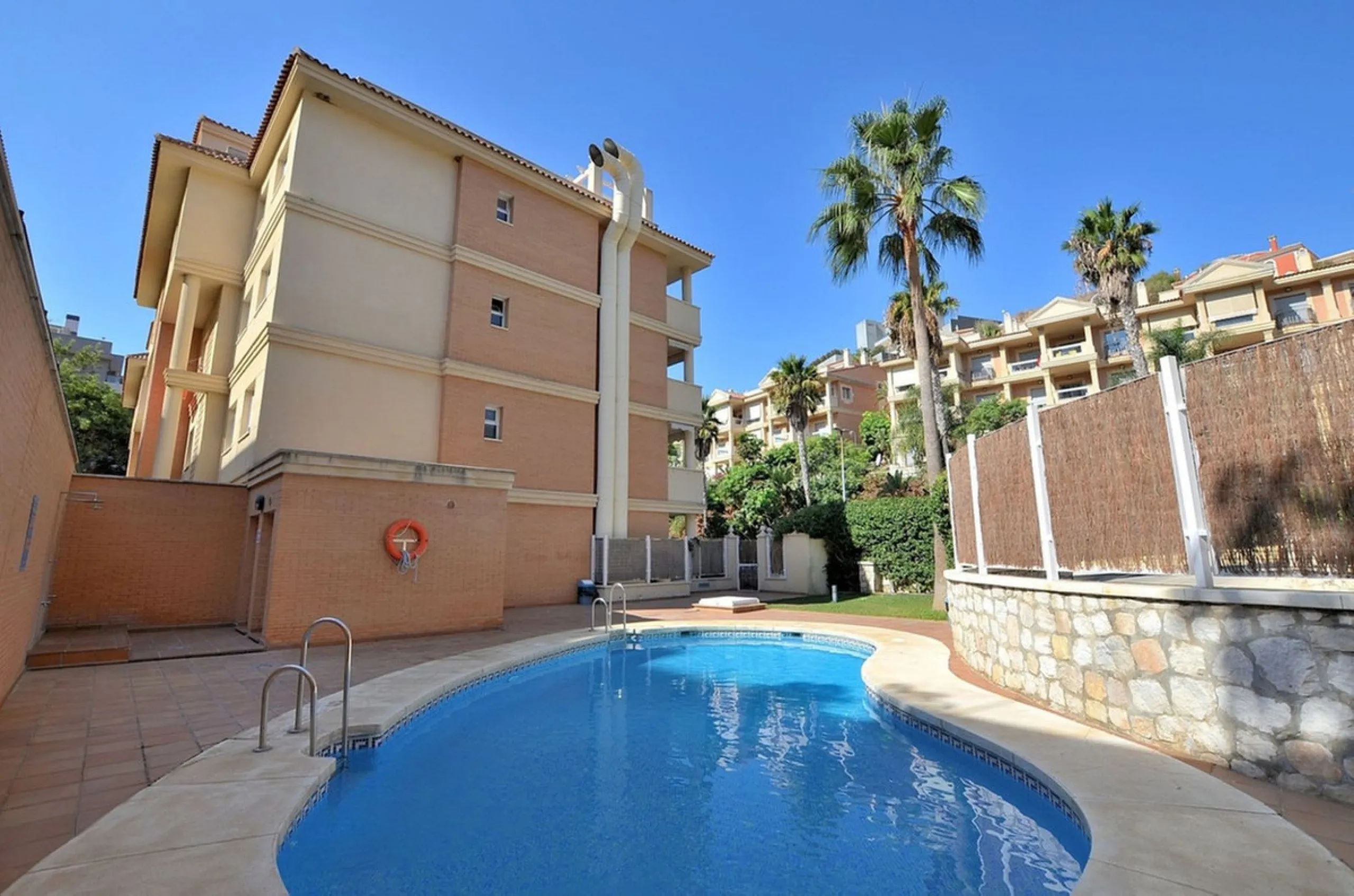 Beautiful apartment located in the lower part of Nueva Torrequebrada, just a 5-minute walk from the popular Viborilla beach.