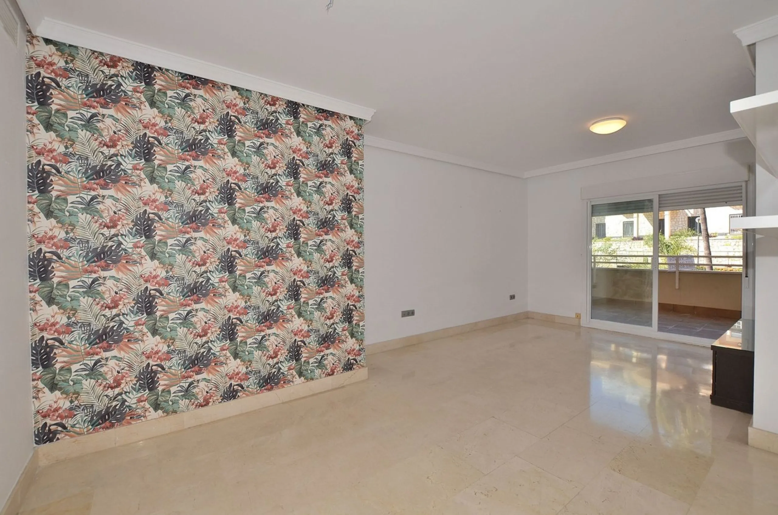 Beautiful apartment located in the lower part of Nueva Torrequebrada, just a 5-minute walk from the popular Viborilla beach.