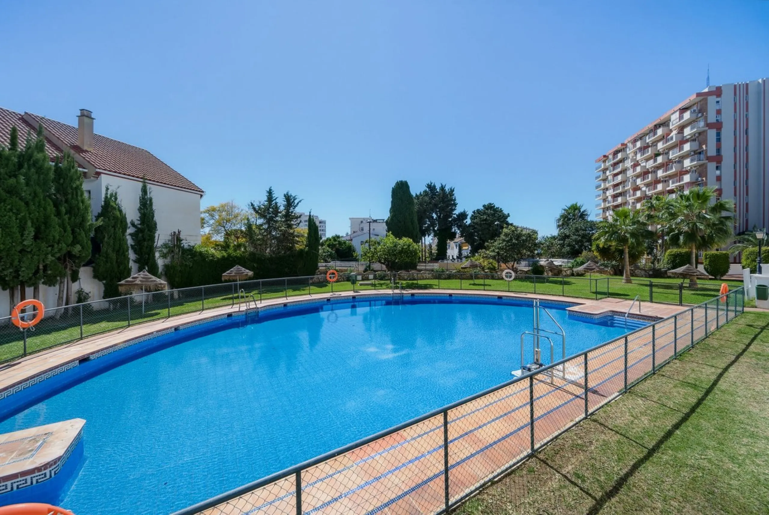 There are properties that tick boxes and there are properties that stop you in your tracks. This is the latter. Perched on the top floor of the popular Nueva Plaza Bonanza complex in Benalmádena Costa, this exceptional south-facing penthouse apartment off