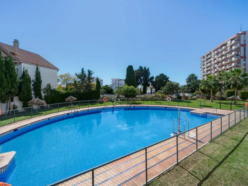There are properties that tick boxes and there are properties that stop you in your tracks. This is the latter. Perched on the top floor of the popular Nueva Plaza Bonanza complex in Benalmádena Costa, this exceptional south-facing penthouse apartment off