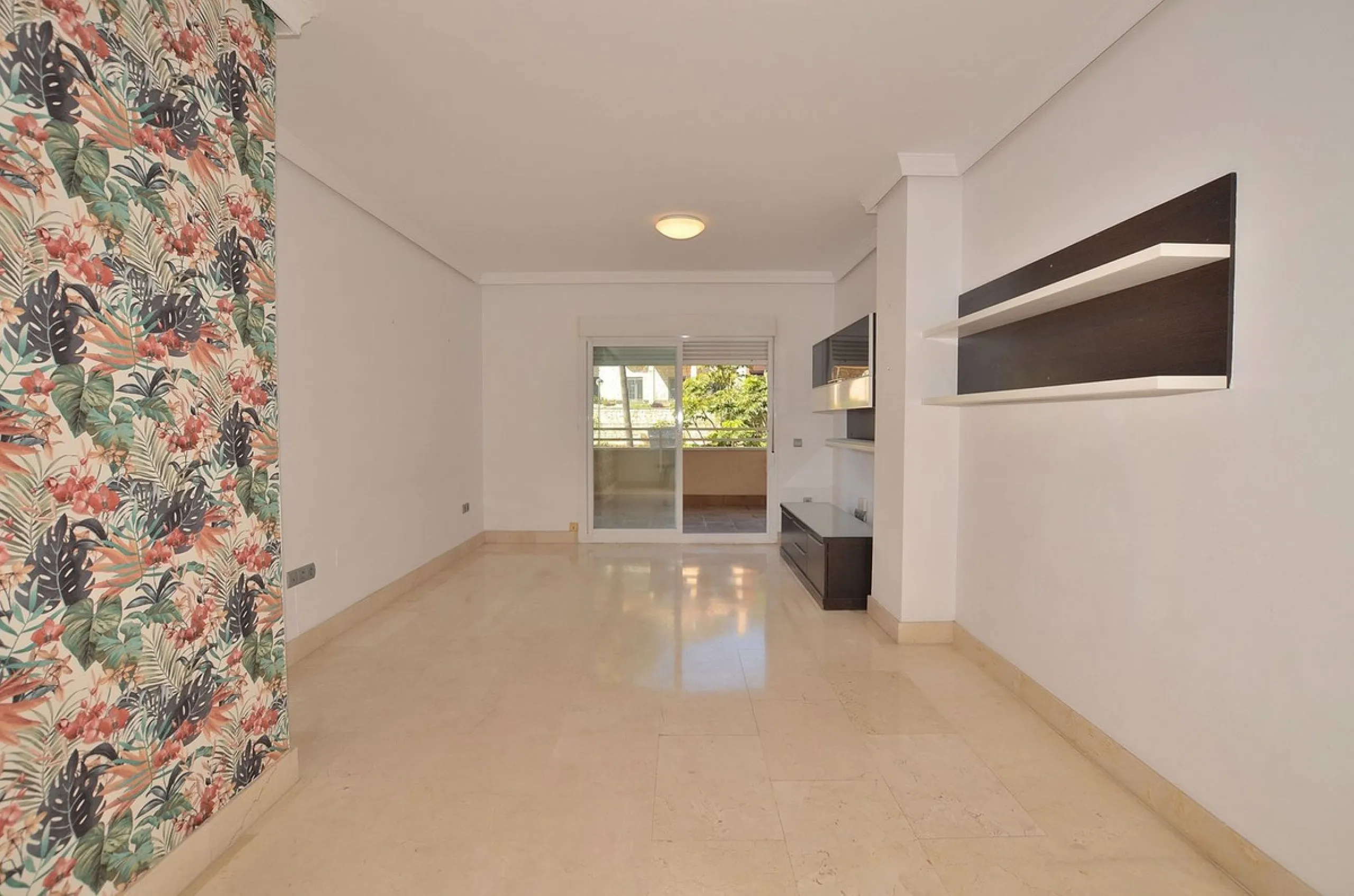Beautiful apartment located in the lower part of Nueva Torrequebrada, just a 5-minute walk from the popular Viborilla beach.