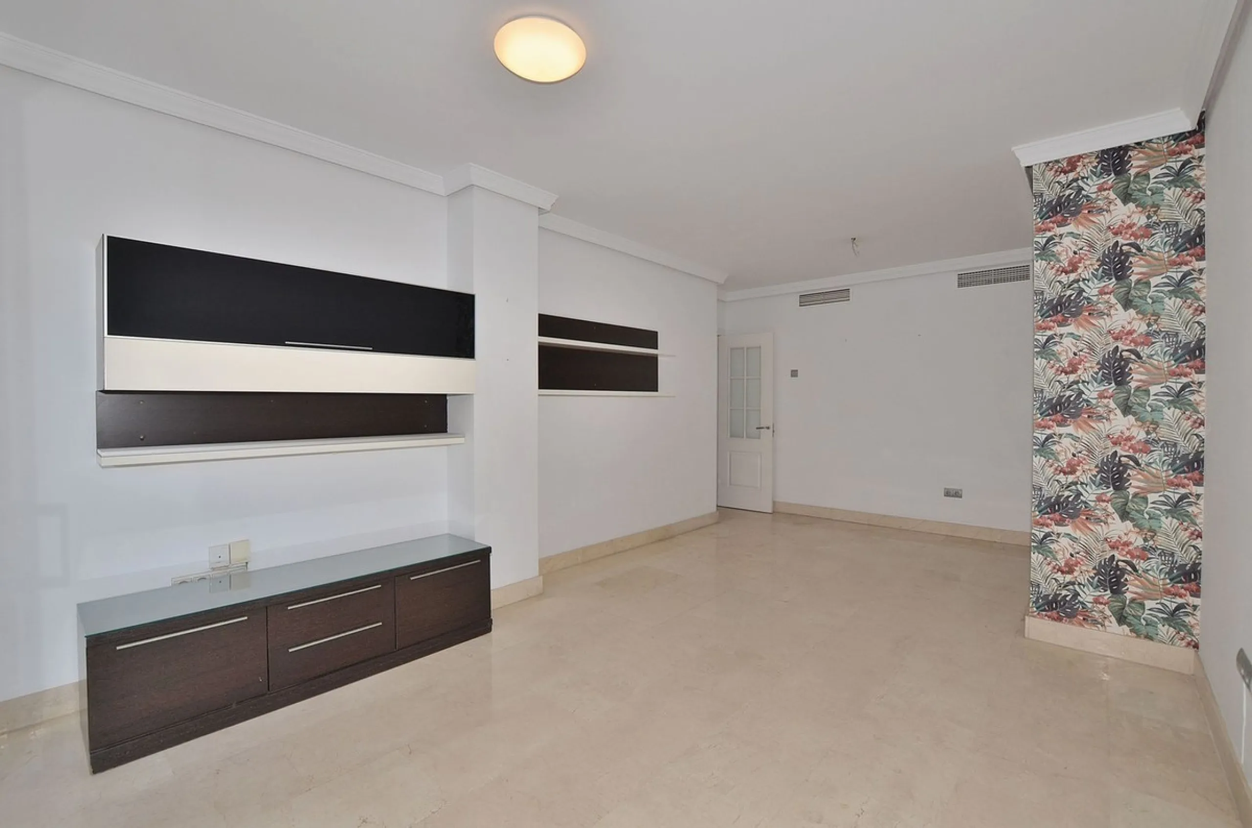 Beautiful apartment located in the lower part of Nueva Torrequebrada, just a 5-minute walk from the popular Viborilla beach.