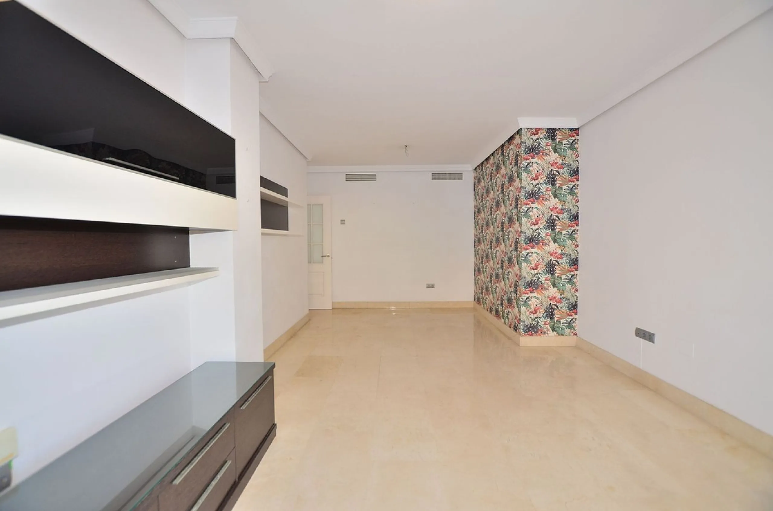 Beautiful apartment located in the lower part of Nueva Torrequebrada, just a 5-minute walk from the popular Viborilla beach.