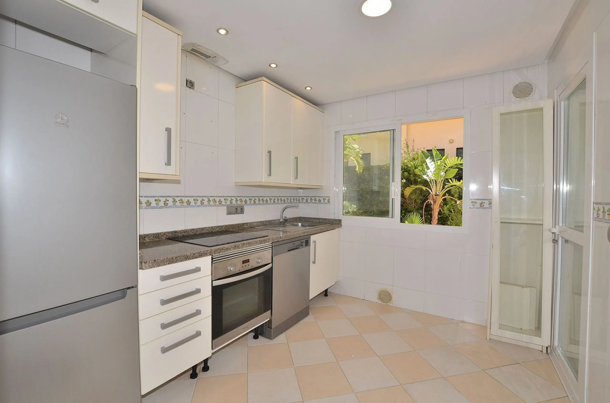 Beautiful apartment located in the lower part of Nueva Torrequebrada, just a 5-minute walk from the popular Viborilla beach.
