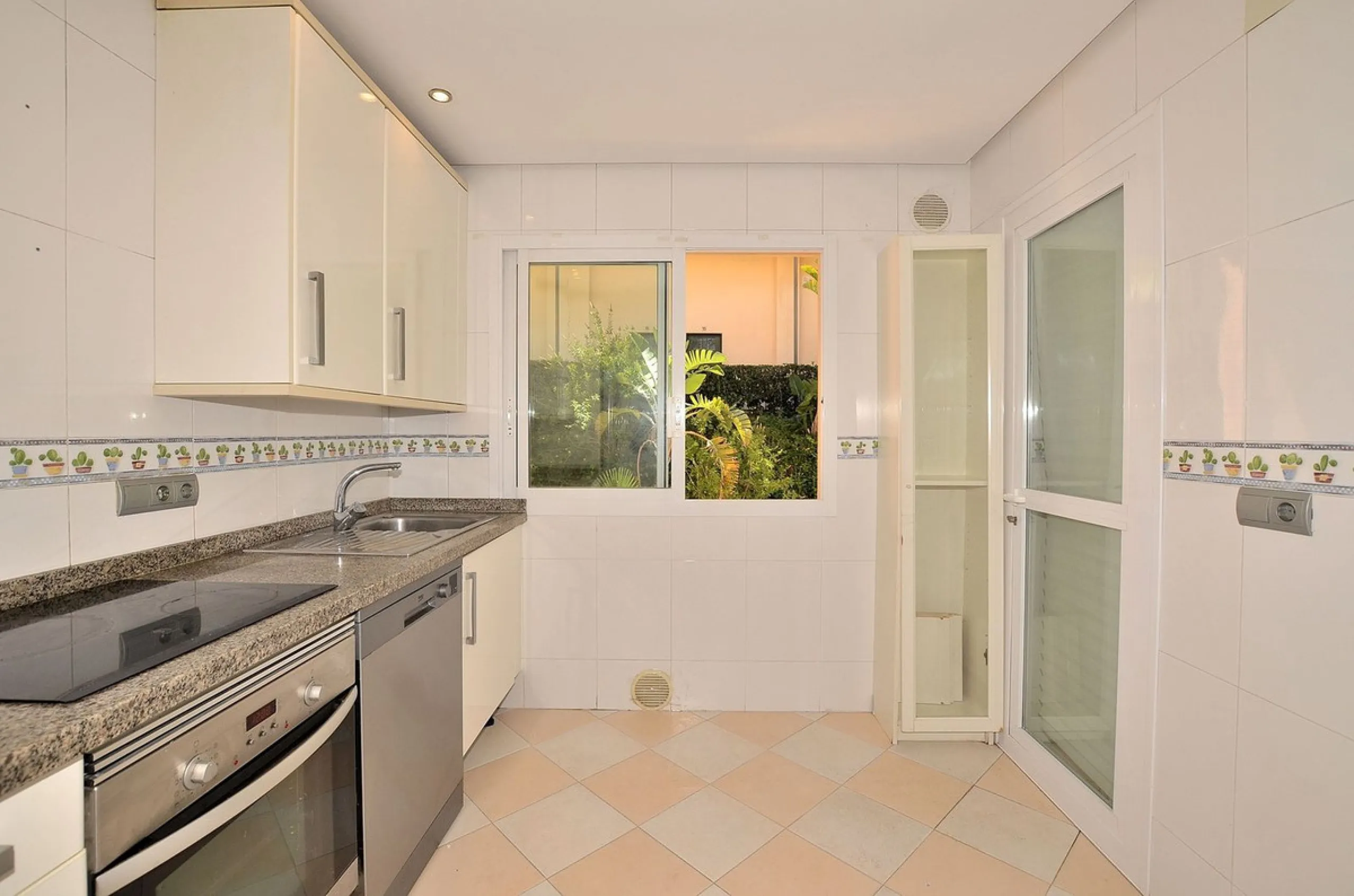 Beautiful apartment located in the lower part of Nueva Torrequebrada, just a 5-minute walk from the popular Viborilla beach.