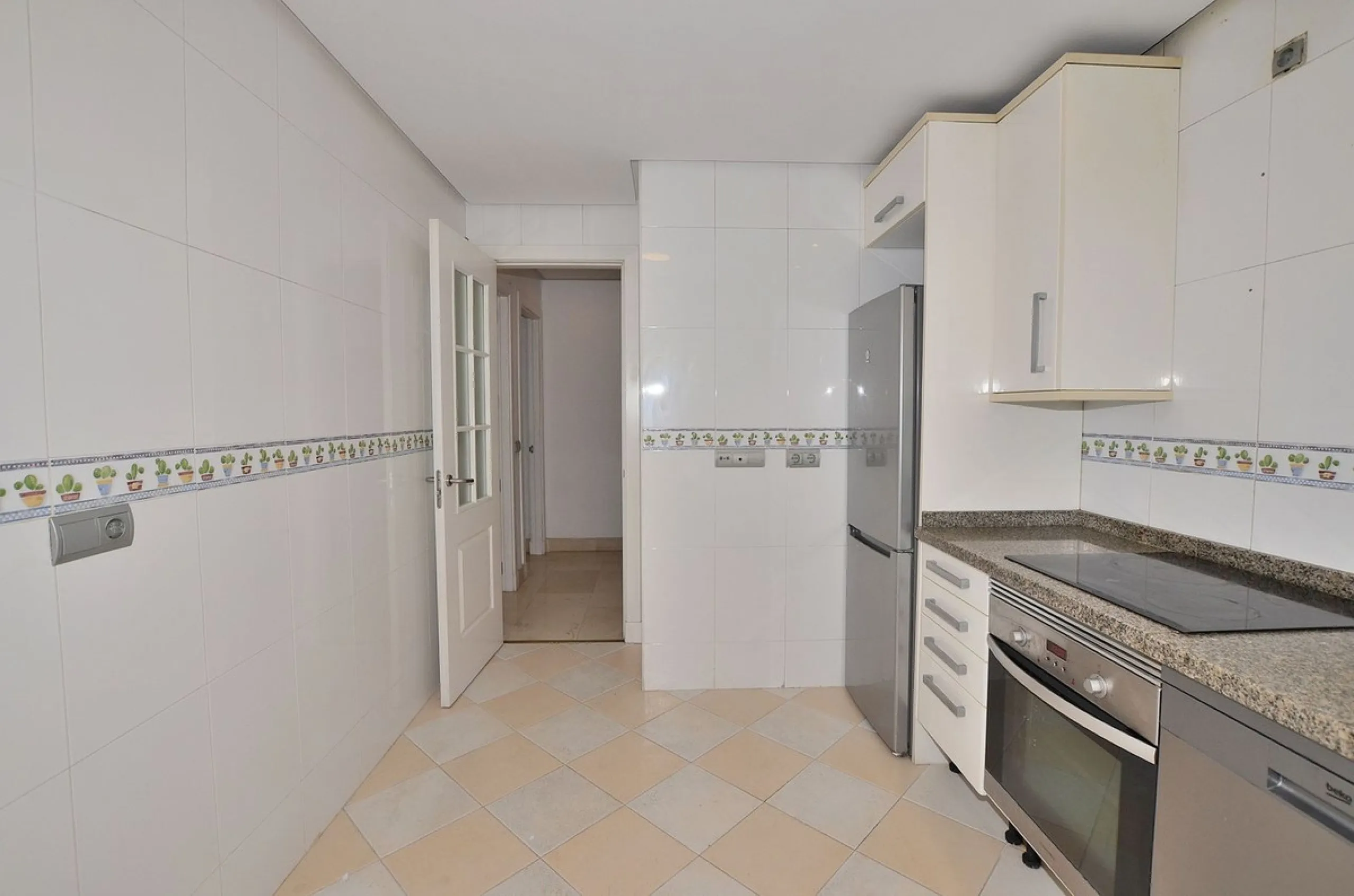 Beautiful apartment located in the lower part of Nueva Torrequebrada, just a 5-minute walk from the popular Viborilla beach.