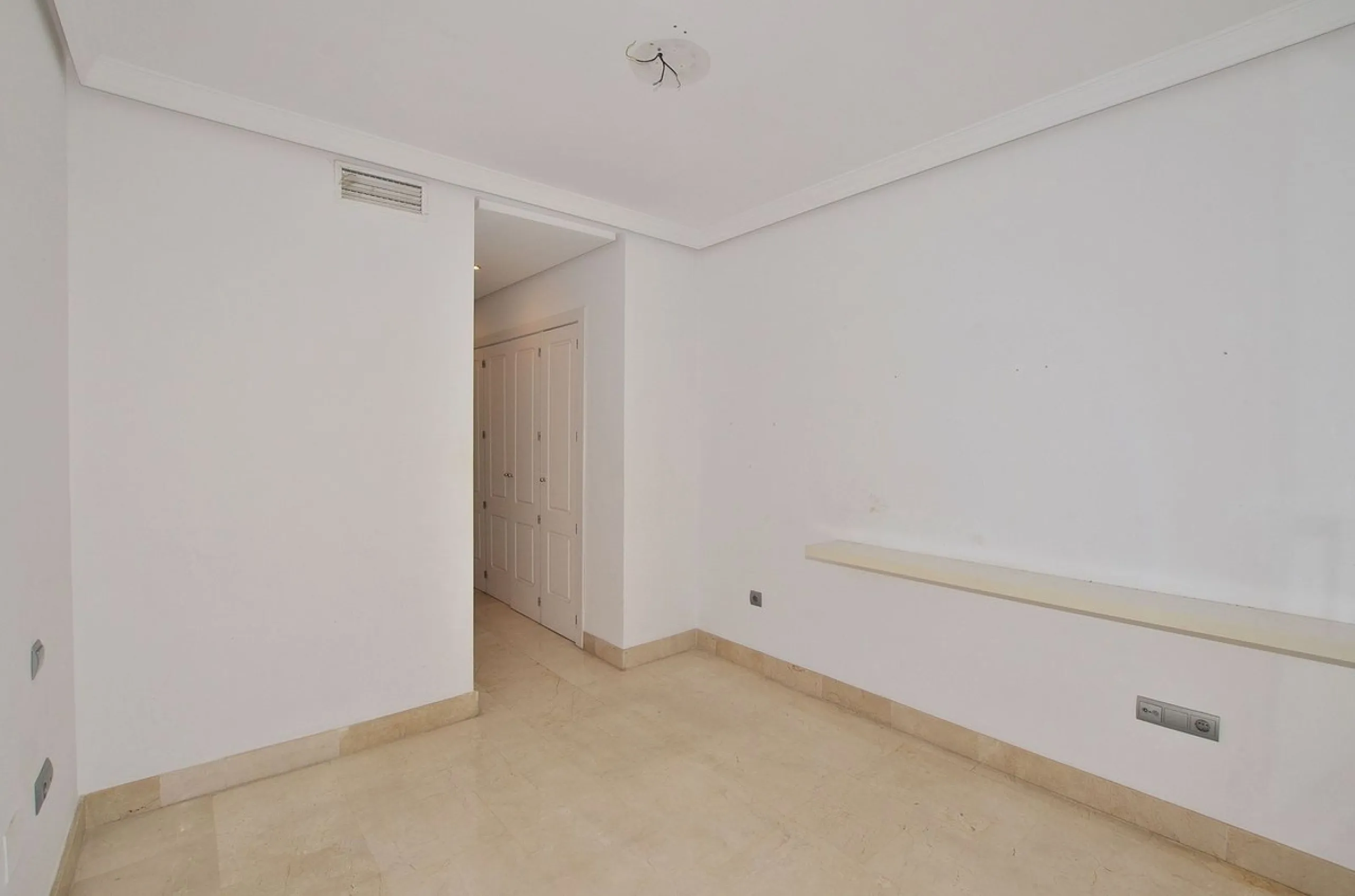 Beautiful apartment located in the lower part of Nueva Torrequebrada, just a 5-minute walk from the popular Viborilla beach.