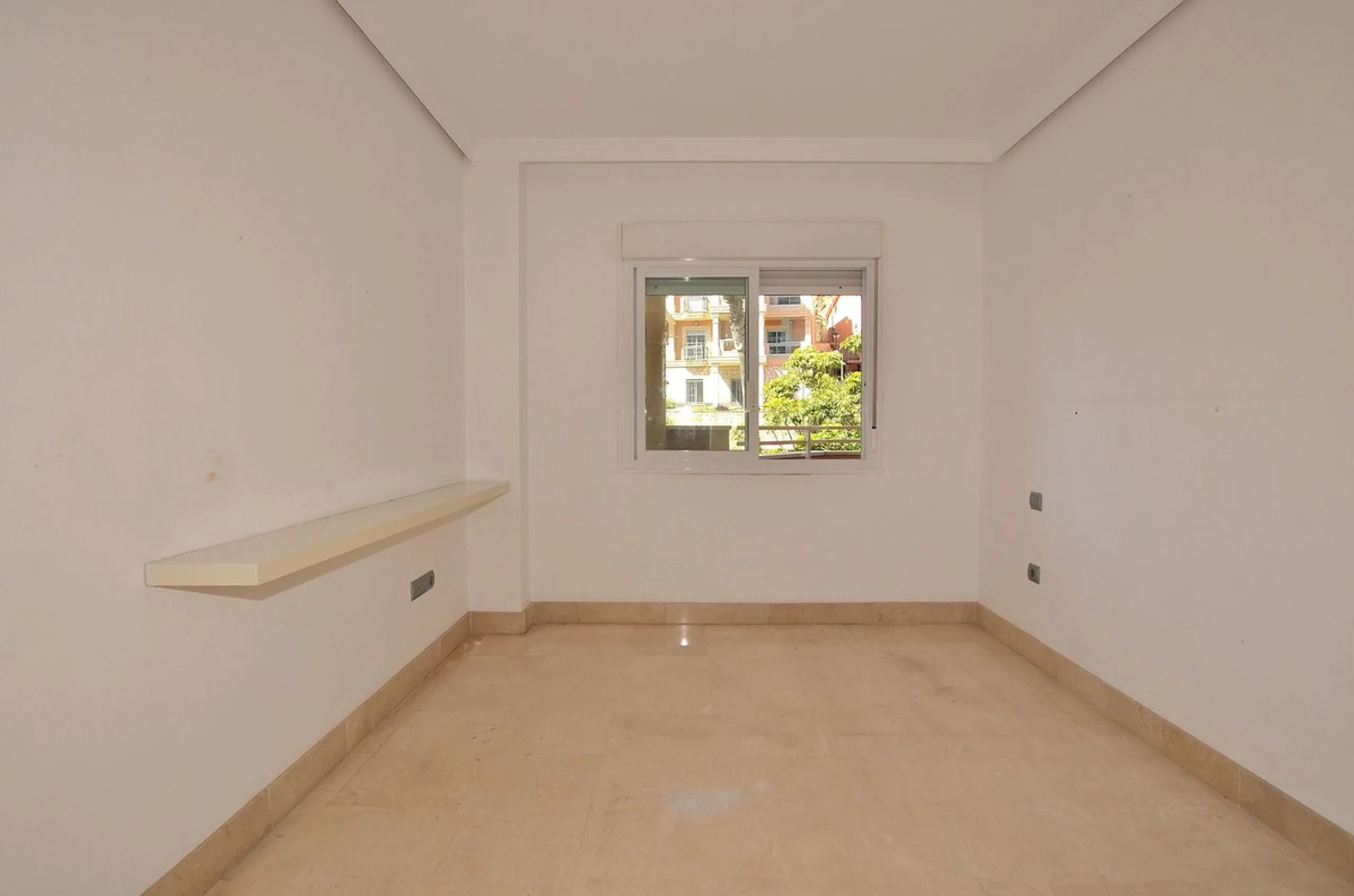 Beautiful apartment located in the lower part of Nueva Torrequebrada, just a 5-minute walk from the popular Viborilla beach.