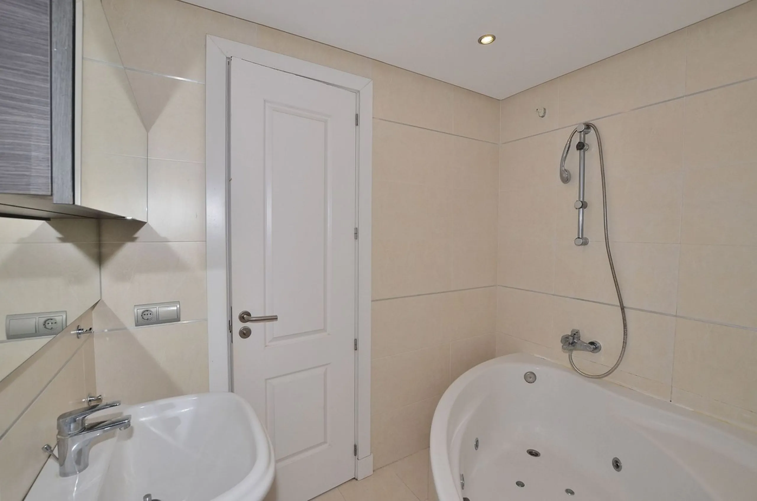 Beautiful apartment located in the lower part of Nueva Torrequebrada, just a 5-minute walk from the popular Viborilla beach.