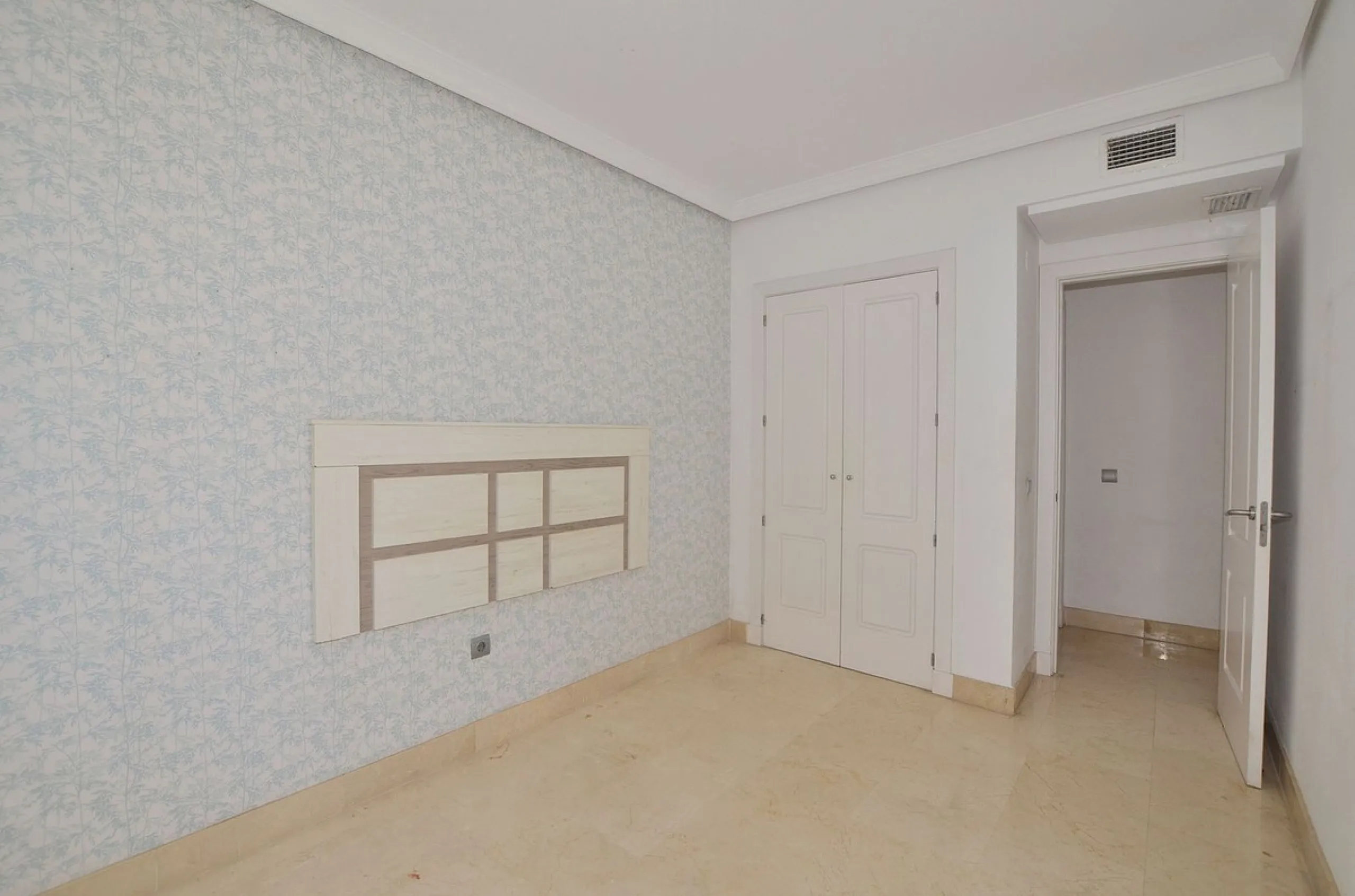 Beautiful apartment located in the lower part of Nueva Torrequebrada, just a 5-minute walk from the popular Viborilla beach.