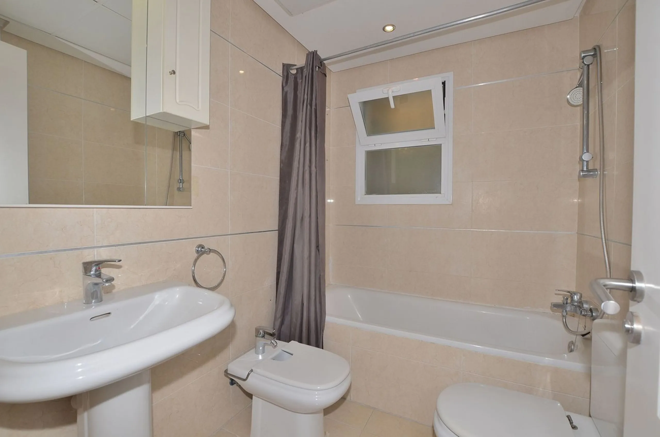 Beautiful apartment located in the lower part of Nueva Torrequebrada, just a 5-minute walk from the popular Viborilla beach.