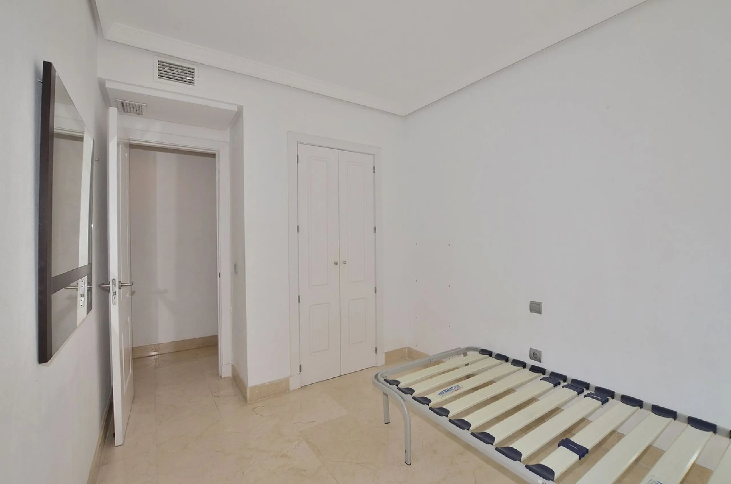 Beautiful apartment located in the lower part of Nueva Torrequebrada, just a 5-minute walk from the popular Viborilla beach.