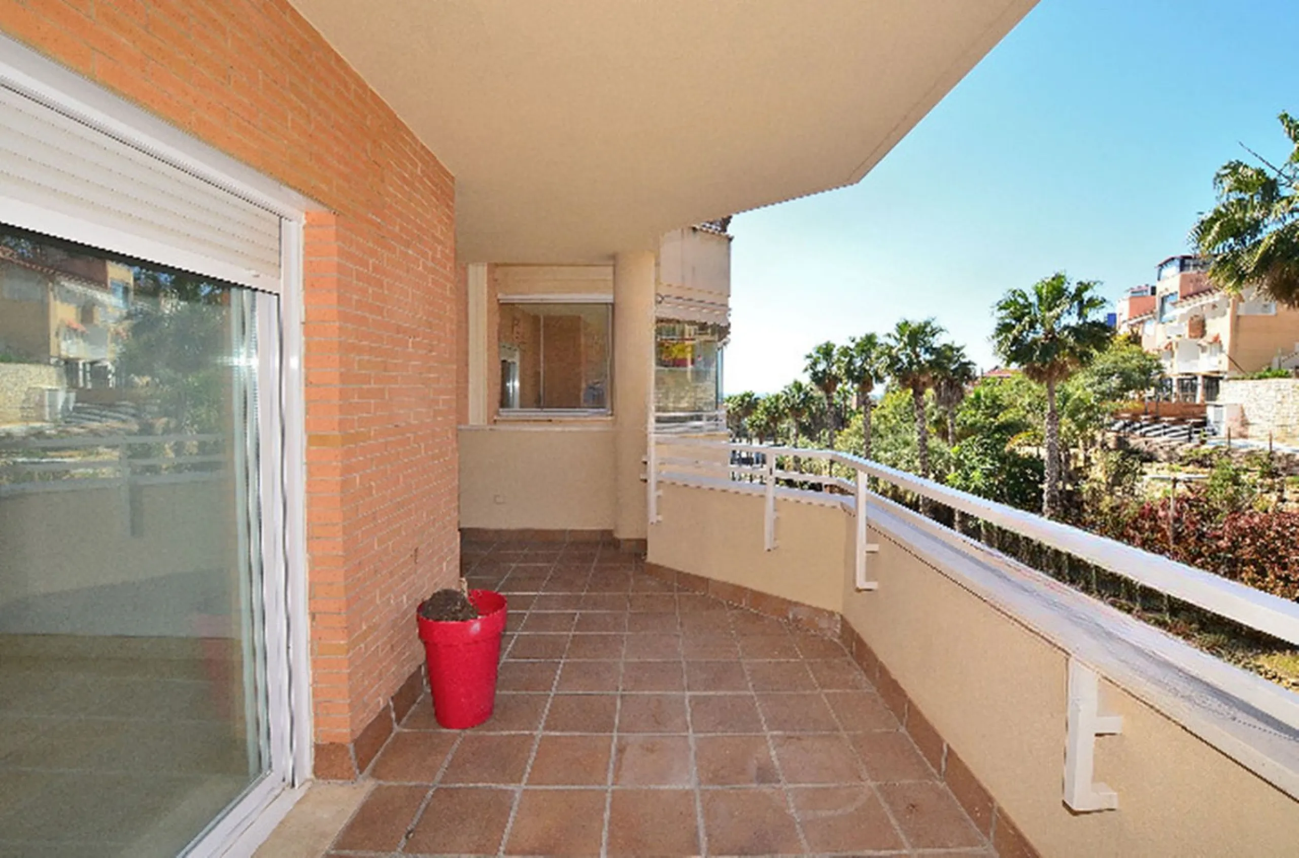 Beautiful apartment located in the lower part of Nueva Torrequebrada, just a 5-minute walk from the popular Viborilla beach.
