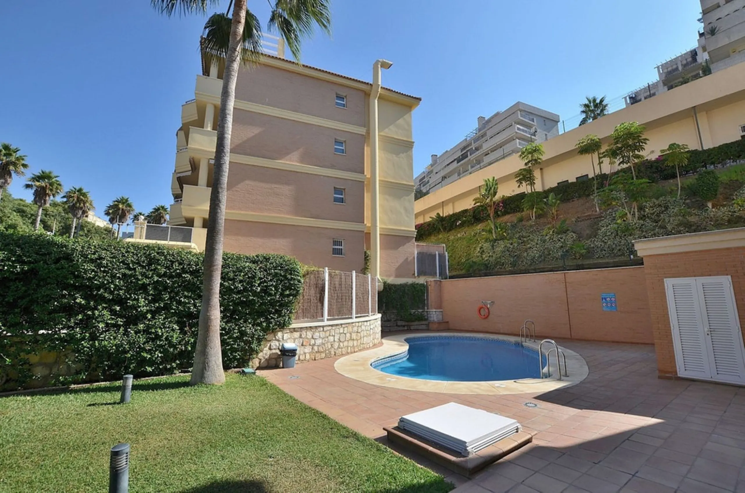 Beautiful apartment located in the lower part of Nueva Torrequebrada, just a 5-minute walk from the popular Viborilla beach.