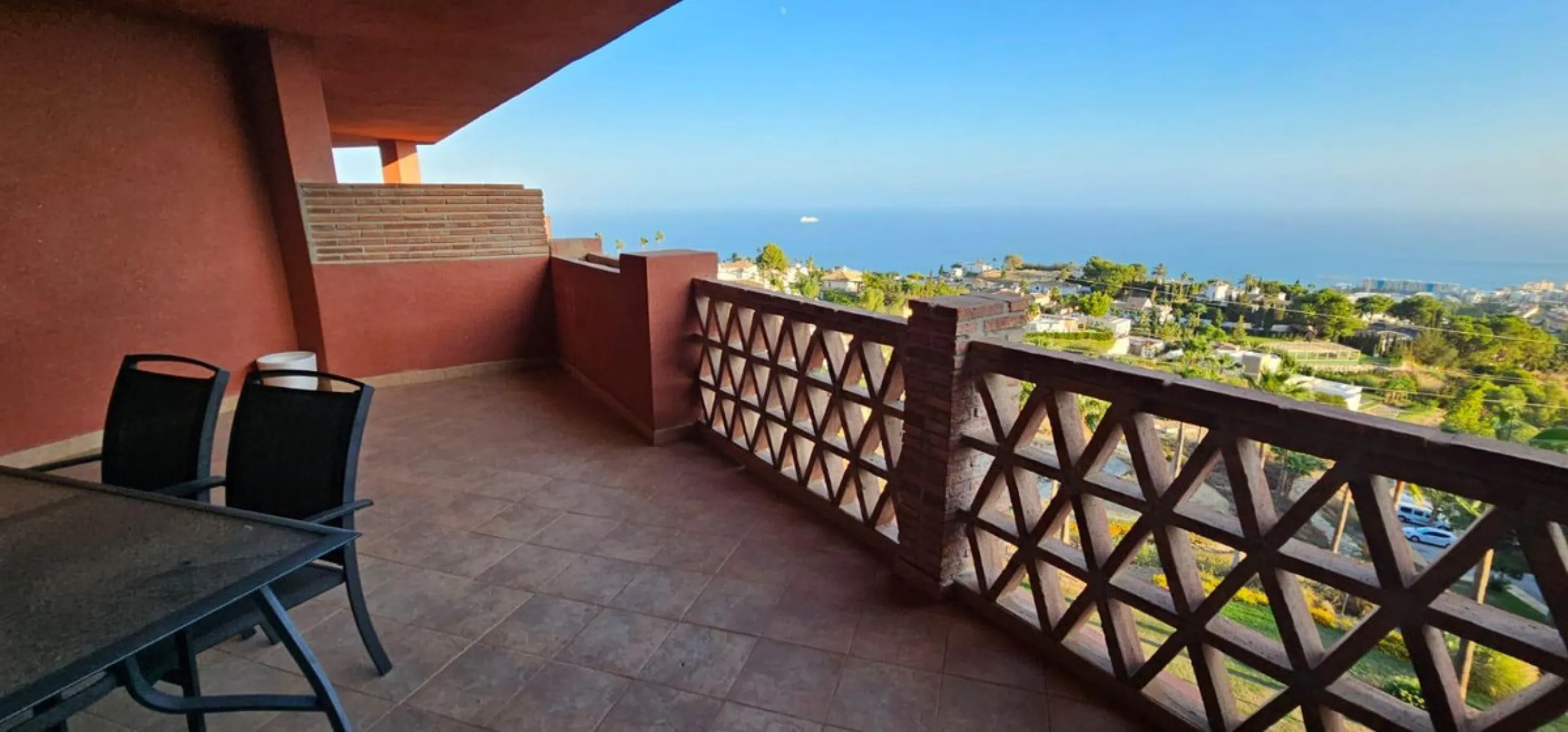 We present a spacious duplex penthouse for sale in the Altos del Higuerón area, Benalmádena. The house has an entrance with a kitchen, bedroom, bathroom, living room and dining room with access to a beautiful terrace with wonderful open views. We go up to