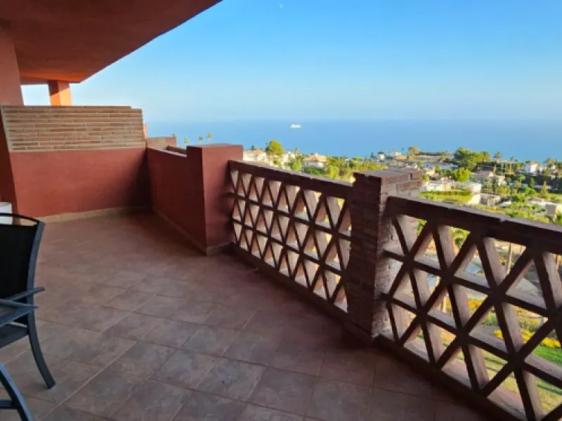 We present a spacious duplex penthouse for sale in the Altos del Higuerón area, Benalmádena. The house has an entrance with a kitchen, bedroom, bathroom, living room and dining room with access to a beautiful terrace with wonderful open views. We go up to