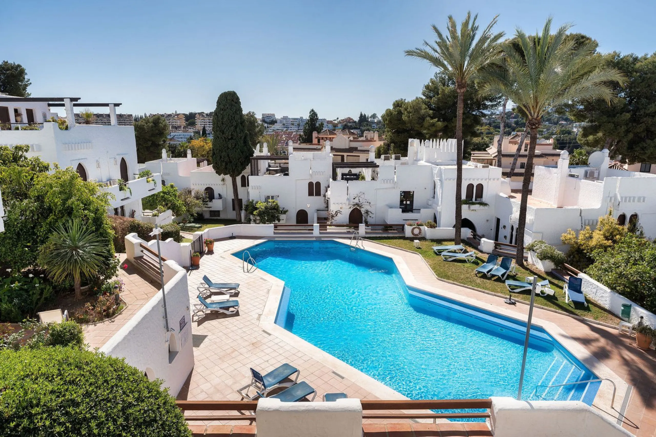 Recently fully renovated to an exceptional standard, this stunning penthouse in Pueblo Arabesque offers a perfect blend of elegance, comfort, and "Al Andaluz" charm. Boasting three spacious bedrooms and three bathrooms—two of which are en-suite—the proper