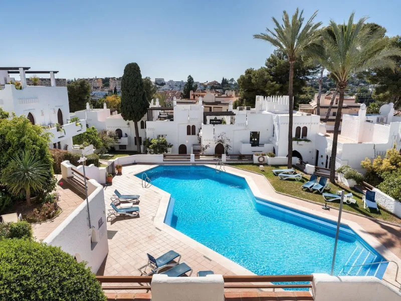 Recently fully renovated to an exceptional standard, this stunning penthouse in Pueblo Arabesque offers a perfect blend of elegance, comfort, and "Al Andaluz" charm. Boasting three spacious bedrooms and three bathrooms—two of which are en-suite—the proper