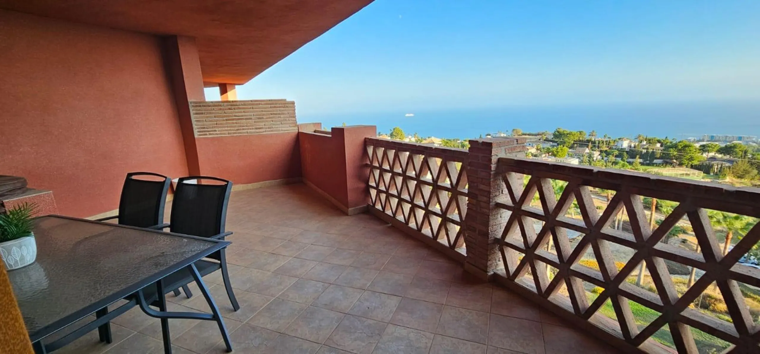 We present a spacious duplex penthouse for sale in the Altos del Higuerón area, Benalmádena. The house has an entrance with a kitchen, bedroom, bathroom, living room and dining room with access to a beautiful terrace with wonderful open views. We go up to