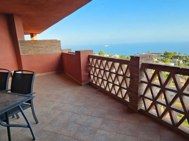 We present a spacious duplex penthouse for sale in the Altos del Higuerón area, Benalmádena. The house has an entrance with a kitchen, bedroom, bathroom, living room and dining room with access to a beautiful terrace with wonderful open views. We go up to