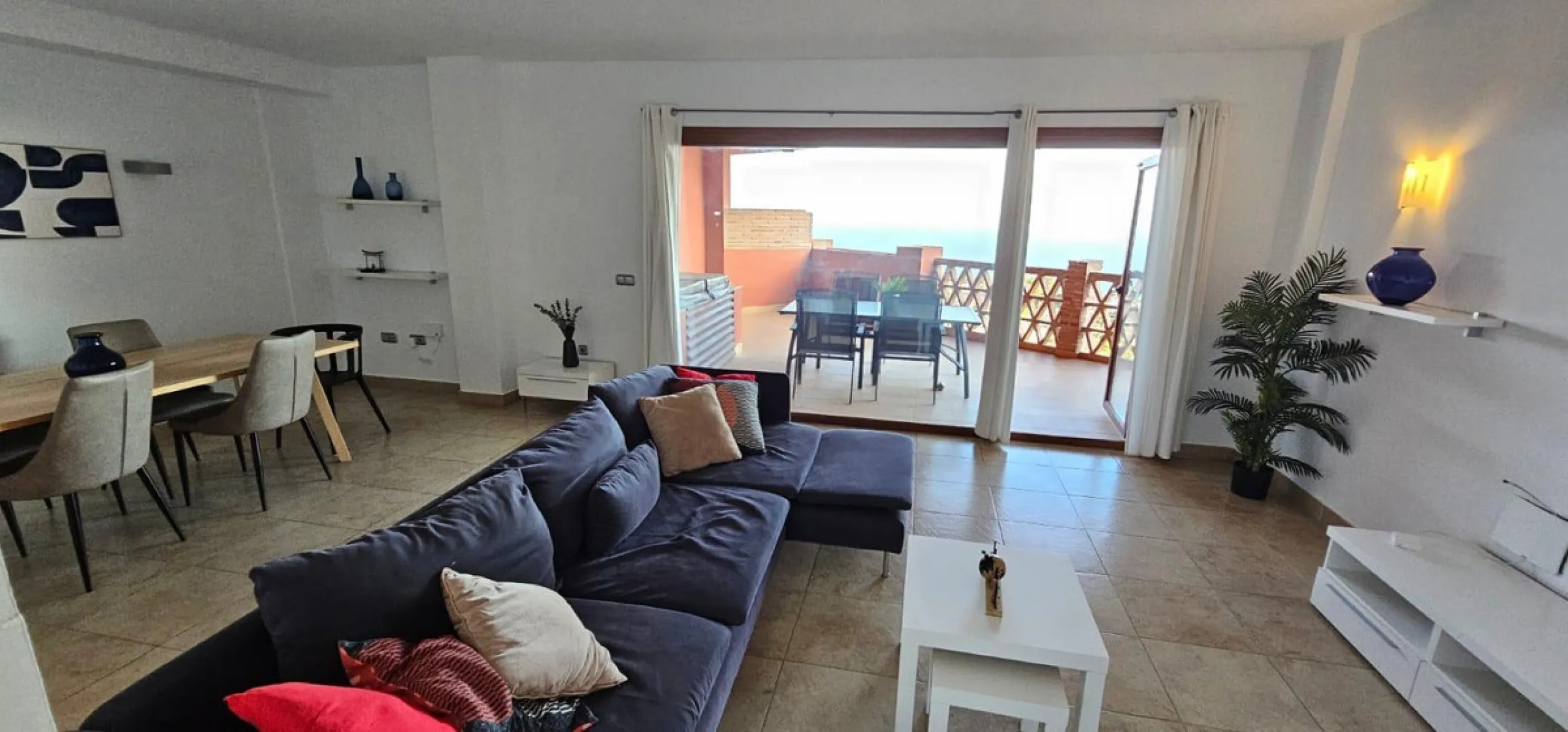 We present a spacious duplex penthouse for sale in the Altos del Higuerón area, Benalmádena. The house has an entrance with a kitchen, bedroom, bathroom, living room and dining room with access to a beautiful terrace with wonderful open views. We go up to