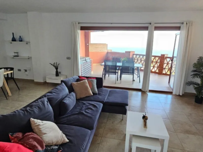 We present a spacious duplex penthouse for sale in the Altos del Higuerón area, Benalmádena. The house has an entrance with a kitchen, bedroom, bathroom, living room and dining room with access to a beautiful terrace with wonderful open views. We go up to