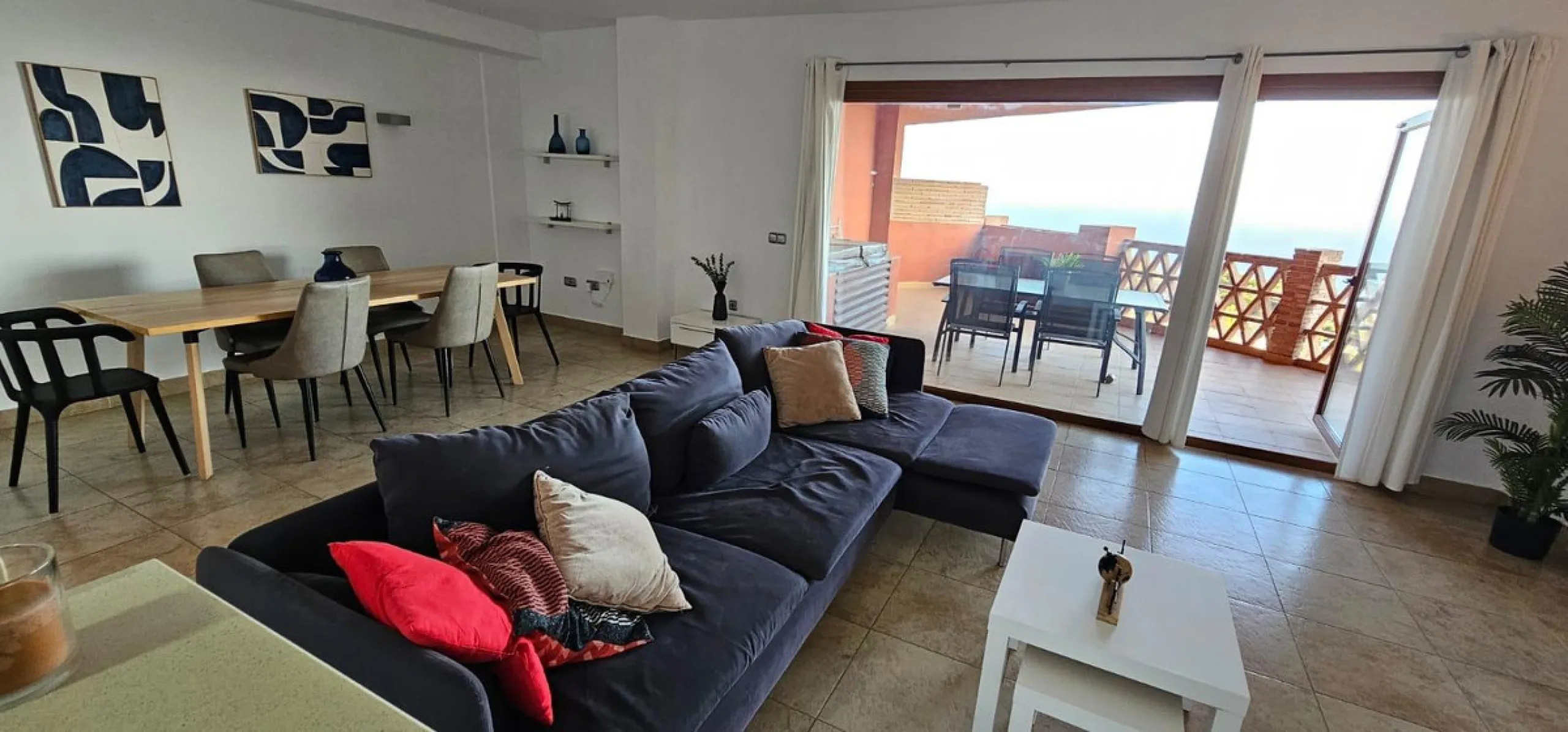 We present a spacious duplex penthouse for sale in the Altos del Higuerón area, Benalmádena. The house has an entrance with a kitchen, bedroom, bathroom, living room and dining room with access to a beautiful terrace with wonderful open views. We go up to
