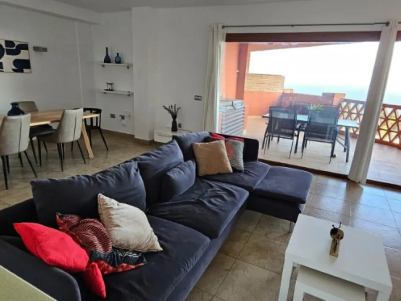 We present a spacious duplex penthouse for sale in the Altos del Higuerón area, Benalmádena. The house has an entrance with a kitchen, bedroom, bathroom, living room and dining room with access to a beautiful terrace with wonderful open views. We go up to
