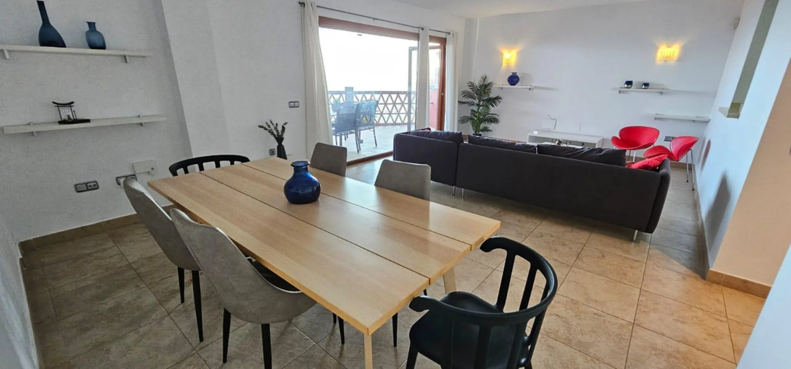 We present a spacious duplex penthouse for sale in the Altos del Higuerón area, Benalmádena. The house has an entrance with a kitchen, bedroom, bathroom, living room and dining room with access to a beautiful terrace with wonderful open views. We go up to