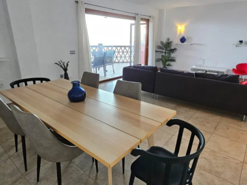 We present a spacious duplex penthouse for sale in the Altos del Higuerón area, Benalmádena. The house has an entrance with a kitchen, bedroom, bathroom, living room and dining room with access to a beautiful terrace with wonderful open views. We go up to