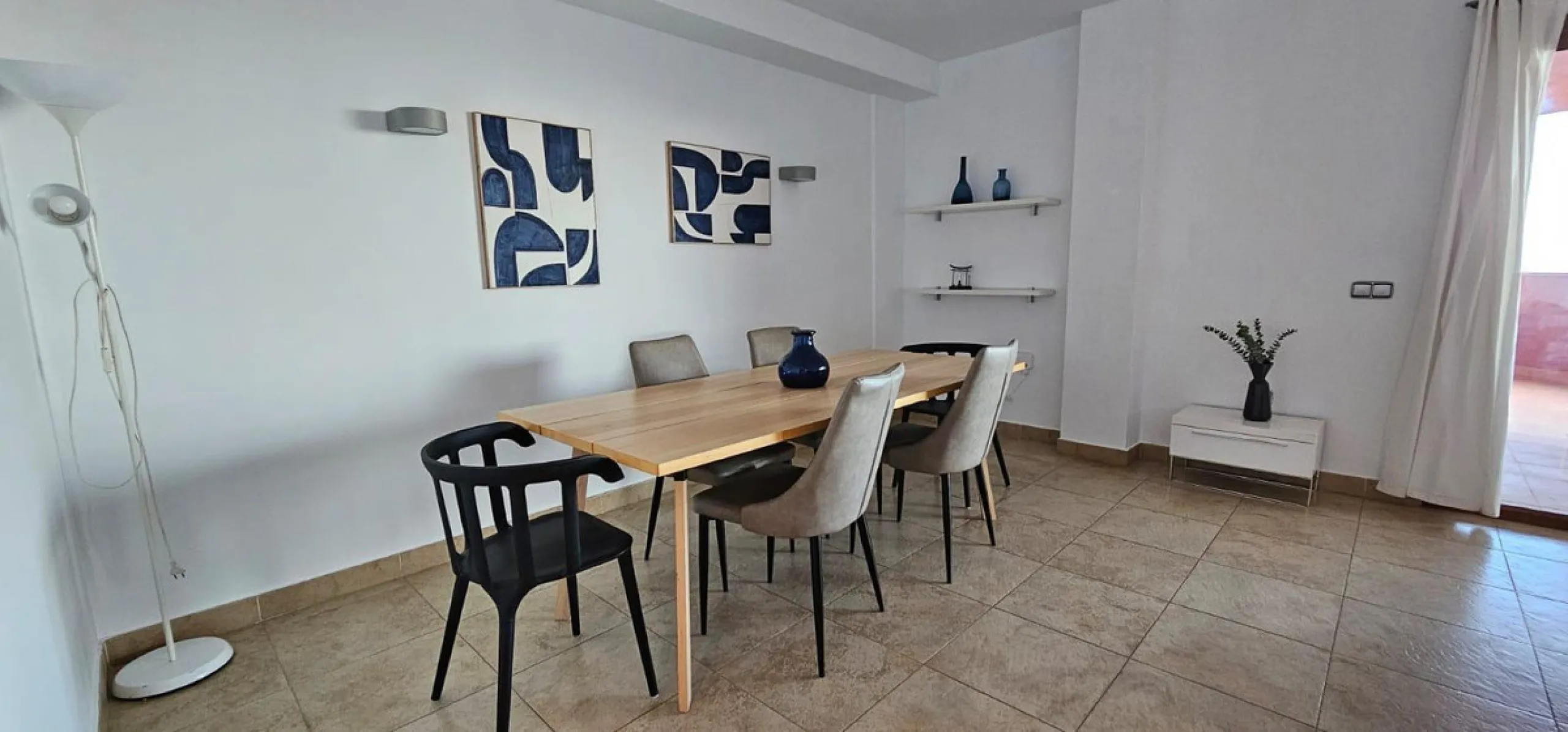 We present a spacious duplex penthouse for sale in the Altos del Higuerón area, Benalmádena. The house has an entrance with a kitchen, bedroom, bathroom, living room and dining room with access to a beautiful terrace with wonderful open views. We go up to