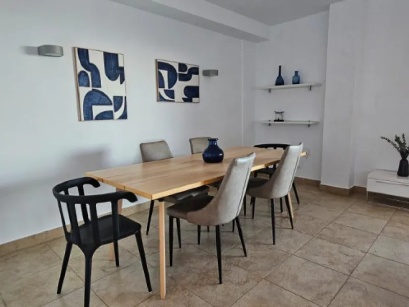 We present a spacious duplex penthouse for sale in the Altos del Higuerón area, Benalmádena. The house has an entrance with a kitchen, bedroom, bathroom, living room and dining room with access to a beautiful terrace with wonderful open views. We go up to