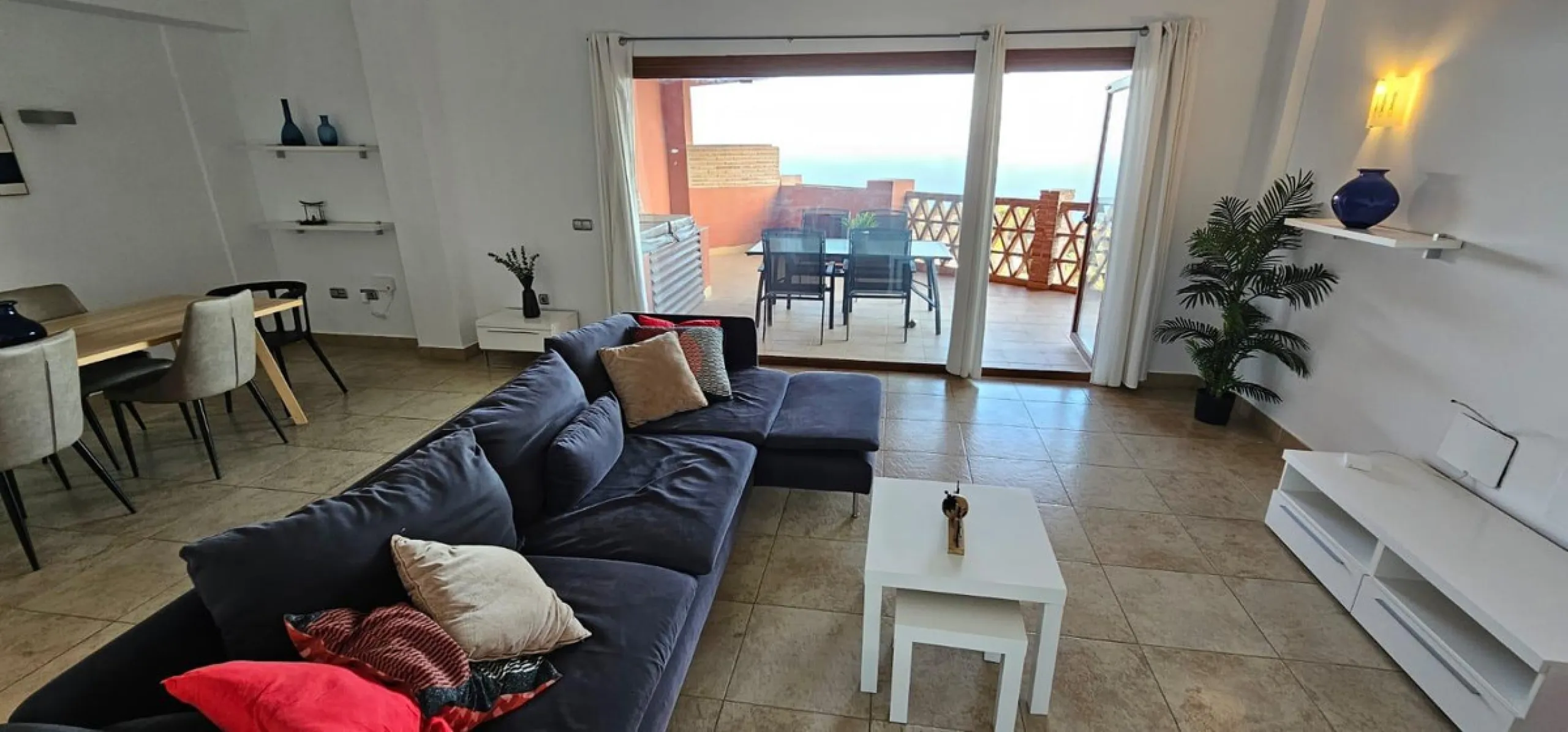 We present a spacious duplex penthouse for sale in the Altos del Higuerón area, Benalmádena. The house has an entrance with a kitchen, bedroom, bathroom, living room and dining room with access to a beautiful terrace with wonderful open views. We go up to