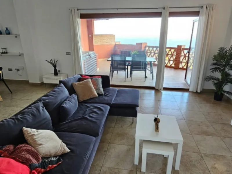 We present a spacious duplex penthouse for sale in the Altos del Higuerón area, Benalmádena. The house has an entrance with a kitchen, bedroom, bathroom, living room and dining room with access to a beautiful terrace with wonderful open views. We go up to