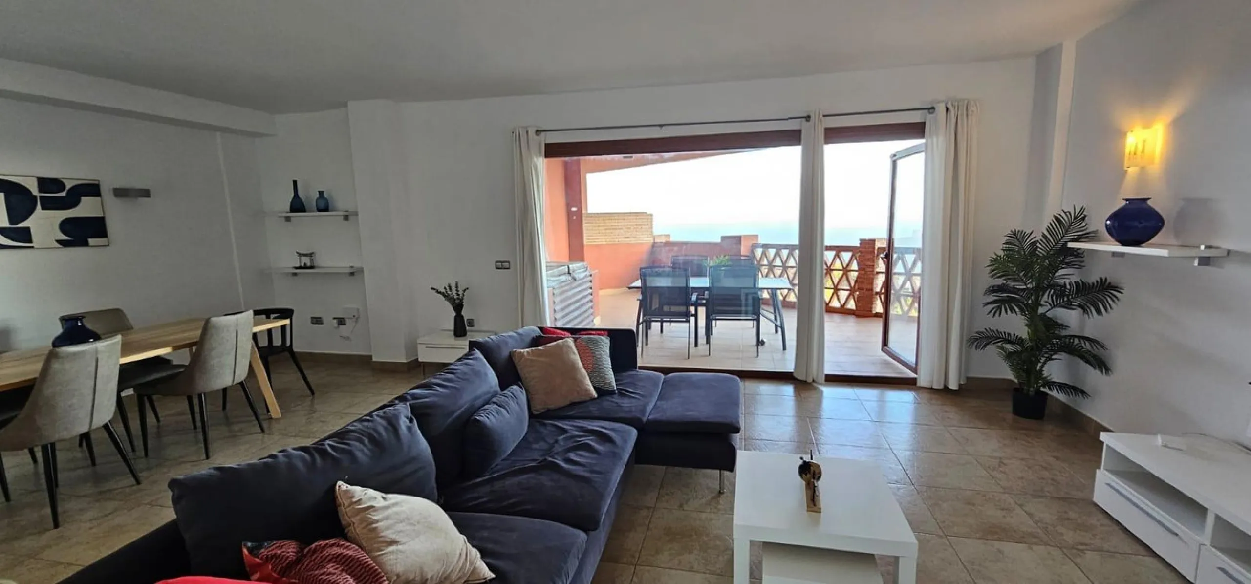 We present a spacious duplex penthouse for sale in the Altos del Higuerón area, Benalmádena. The house has an entrance with a kitchen, bedroom, bathroom, living room and dining room with access to a beautiful terrace with wonderful open views. We go up to