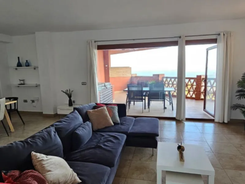 We present a spacious duplex penthouse for sale in the Altos del Higuerón area, Benalmádena. The house has an entrance with a kitchen, bedroom, bathroom, living room and dining room with access to a beautiful terrace with wonderful open views. We go up to