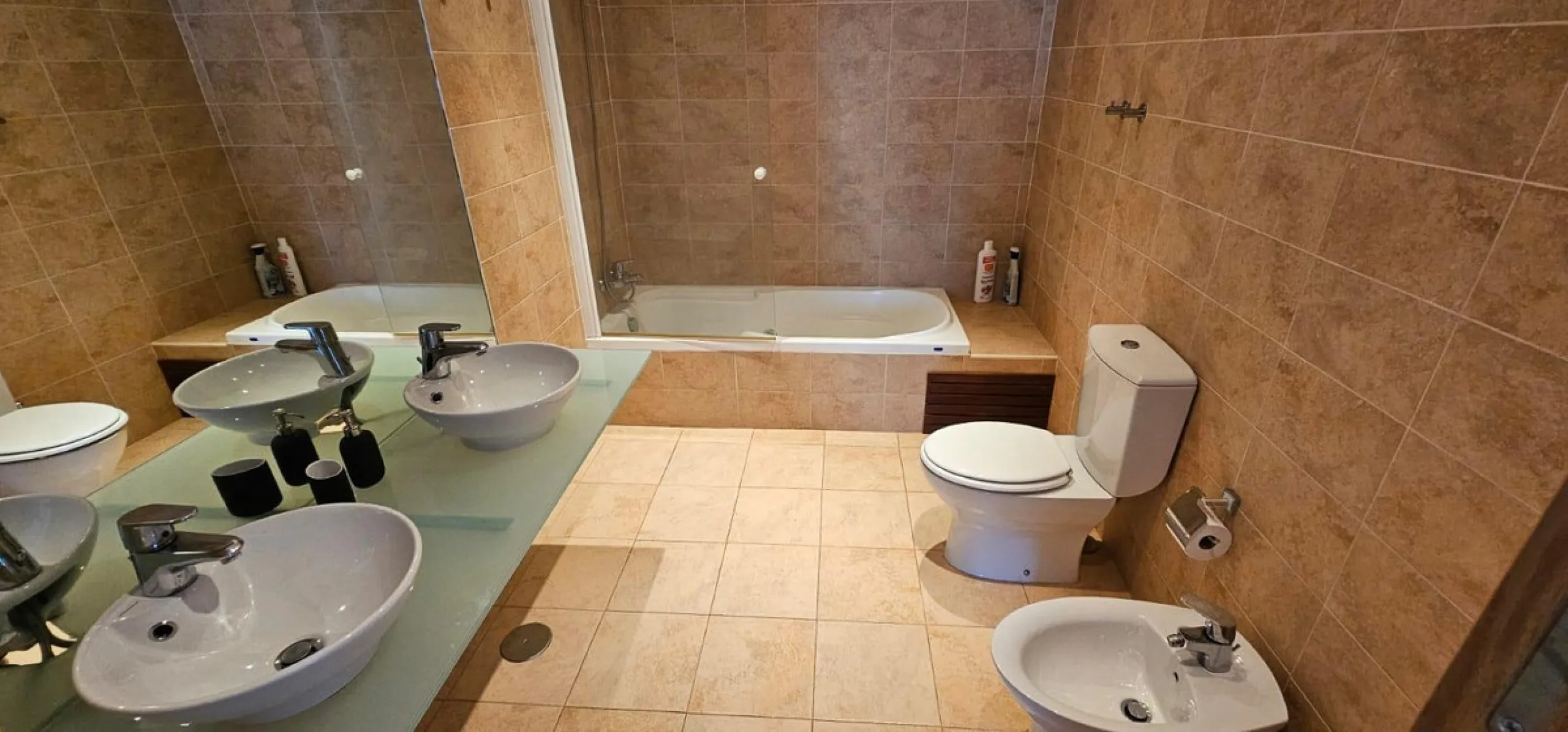 We present a spacious duplex penthouse for sale in the Altos del Higuerón area, Benalmádena. The house has an entrance with a kitchen, bedroom, bathroom, living room and dining room with access to a beautiful terrace with wonderful open views. We go up to